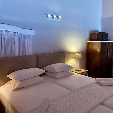 Hiona-seafront Chalki Town