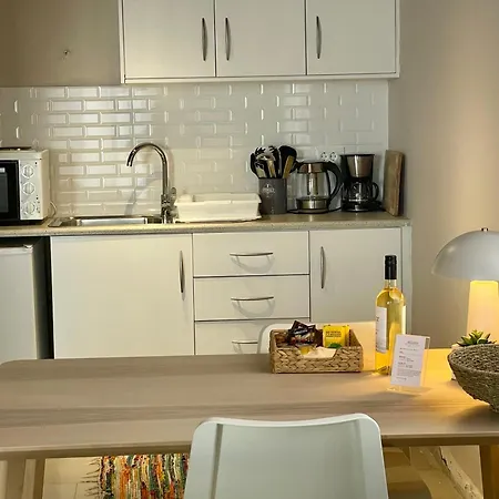 Hiona-seafront Apartament *