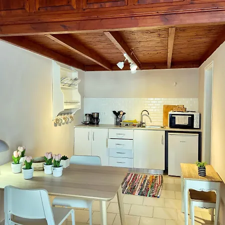 Hiona-seafront Apartament *