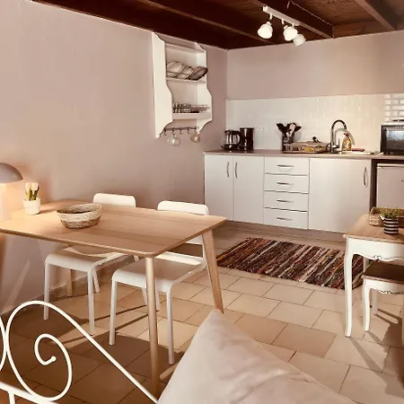 Hiona-seafront Apartament *